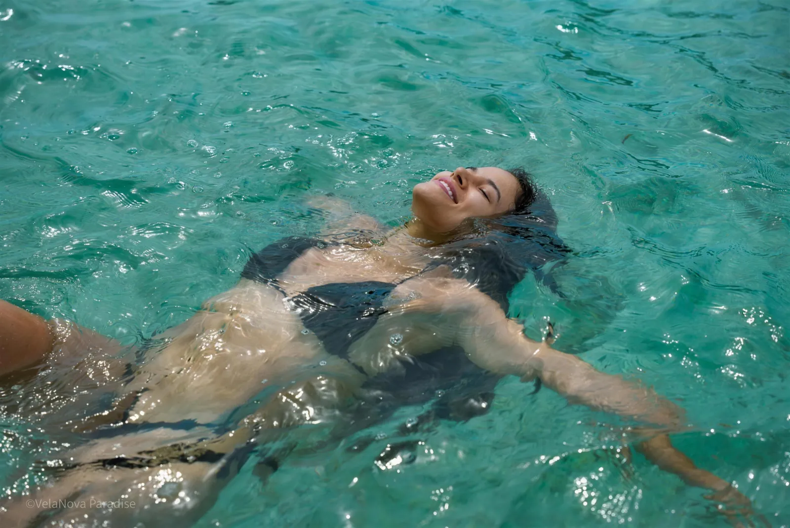 Persona flotando en el mar Caribe