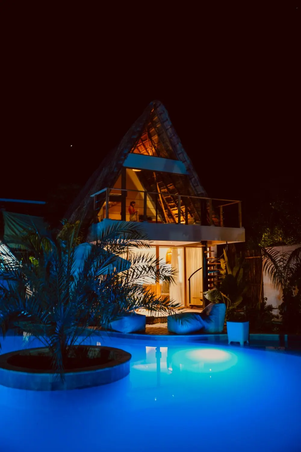 Cabaña iluminada de noche en Velanova Paradise